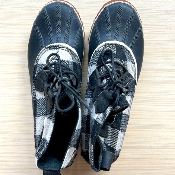 SOREL waterproof gingham snow booties size 10 - Picture 2 of 4